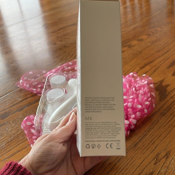 Mary Kay Skinvigorate Cleaning Brush - Picture 6 of 9